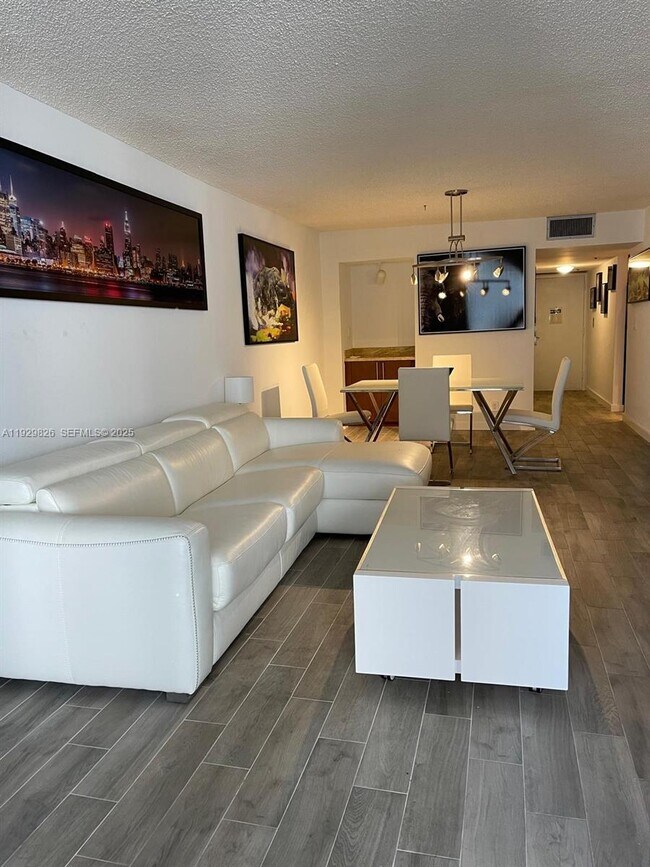 Building Photo - 1717 N Bayshore Dr