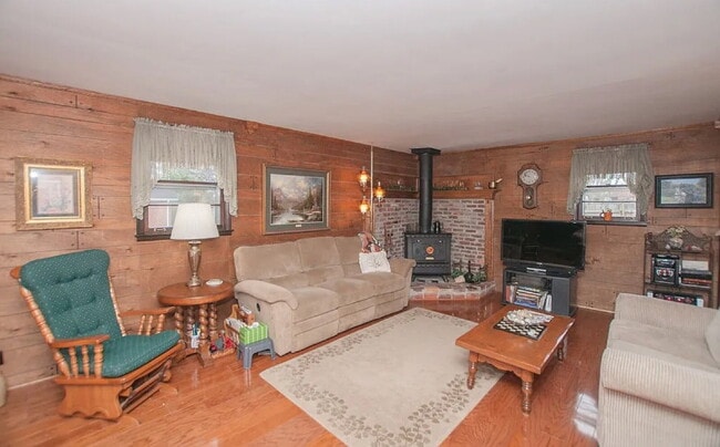 Building Photo - "Charming 2-Bed Home with Spacious 1700 Sq Ft Layout, FENCED yard!"