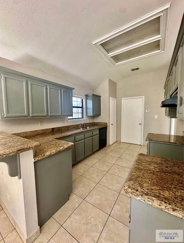 Building Photo - 15 Valles Ct