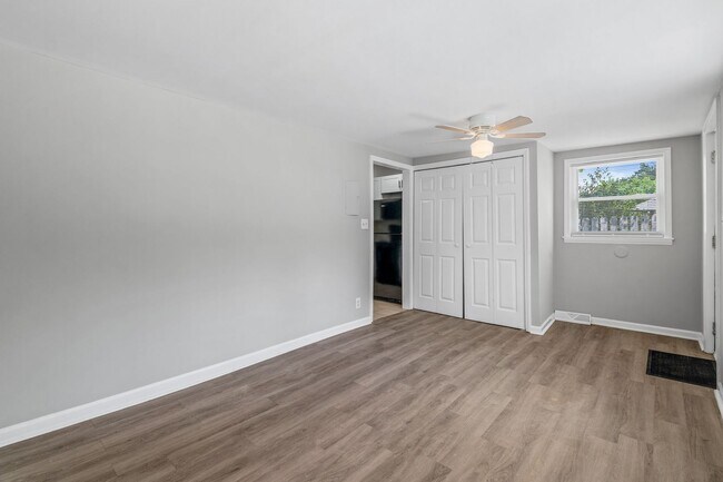 Building Photo - Updated Home with Hardwood Floors, LR & De...