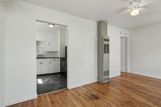Building Photo - 19th 4-Plex - 000004