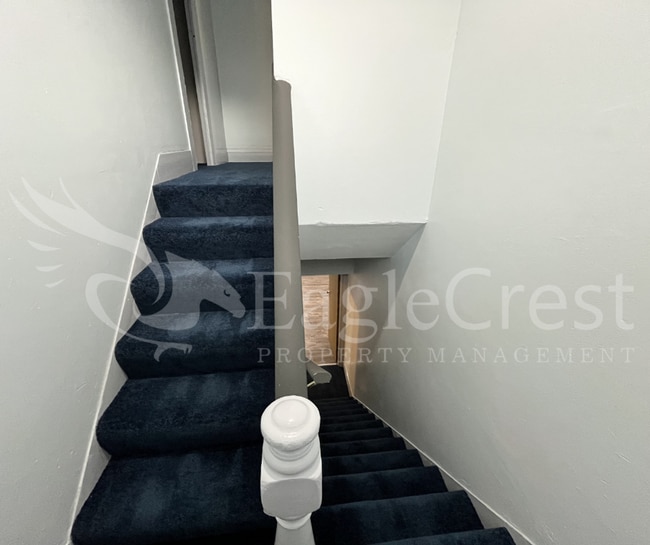 Building Photo - Comfortable 5 Bedroom Home with Modern Touches, Large Bedrooms & Front Porch