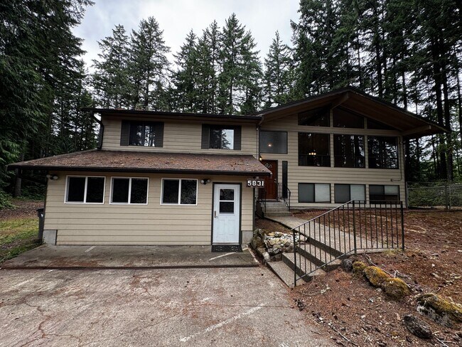 Primary Photo - Silverdale Split-Level Home with Bonus Are...