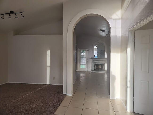 Building Photo - ?4 Bed / 2 Bath Single Level Gilbert Home with vaulted Ceilings *New Paint*?