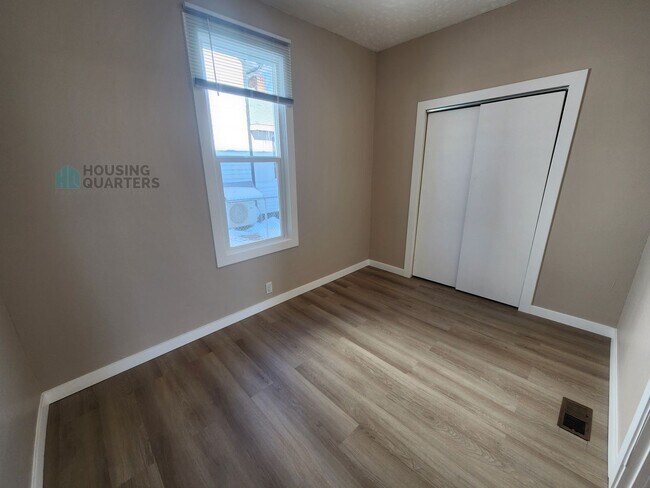 Building Photo - This 3-bed, 1-bath home features original woodwork, a covered front porch, a fenced yard, and an ...