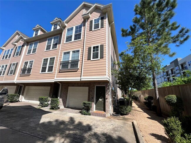 Building Photo - Stunning Townhome Near Medical Center!