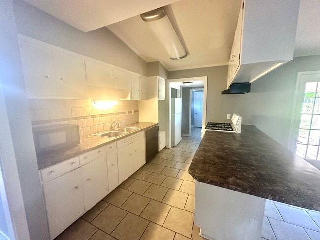 Building Photo - 3/2 For Rent in Montgomery!