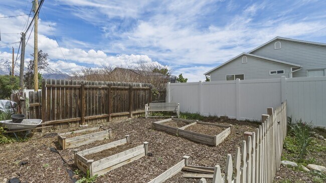 Building Photo - Charming and Quiet 3 bed Orem Home in Prime Location with Solar!!