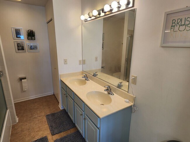 Building Photo - Kenosha 4 bedroom home