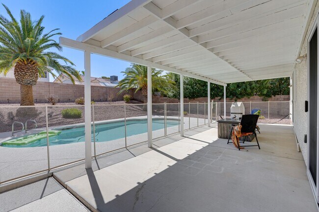 Building Photo - Cozy 3-Bed Home with Pool & Fireplace in P...