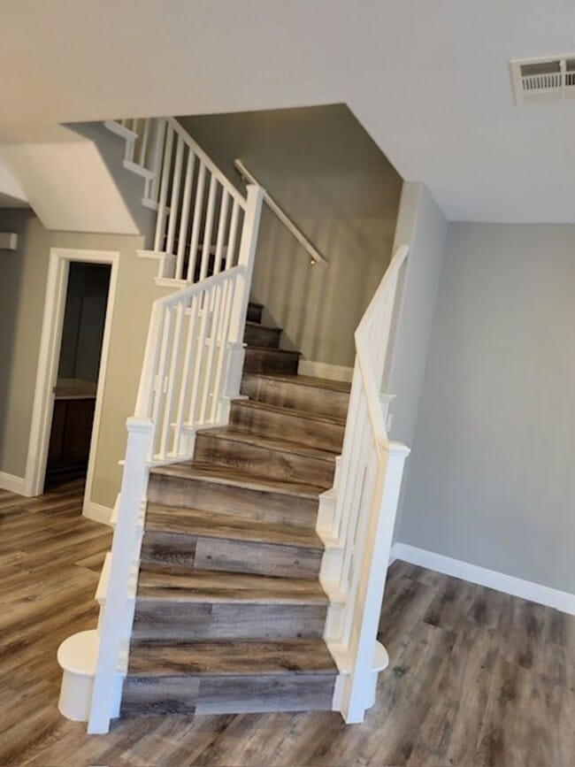 Building Photo - 3 Bedroom Townhouse with a backyard