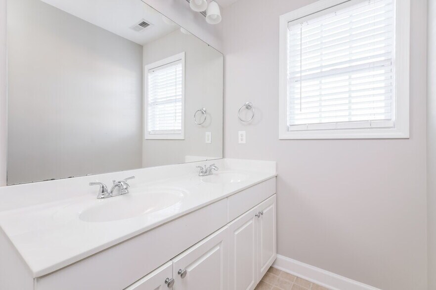 Building Photo - 1214 Braemar Highland Dr