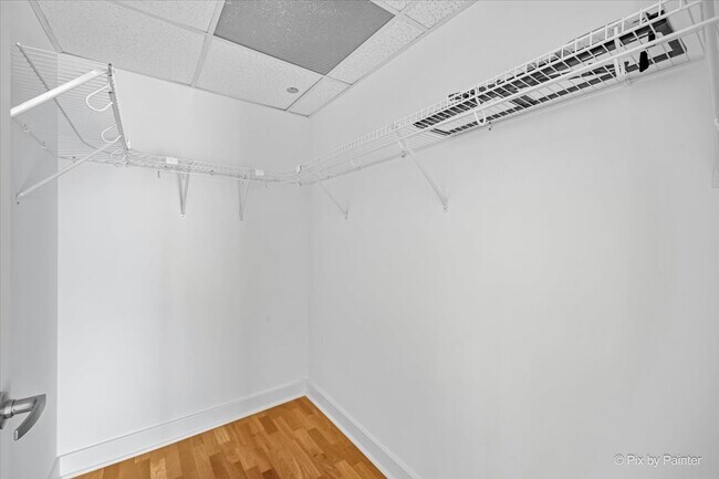 Building Photo - 744 N Clark St