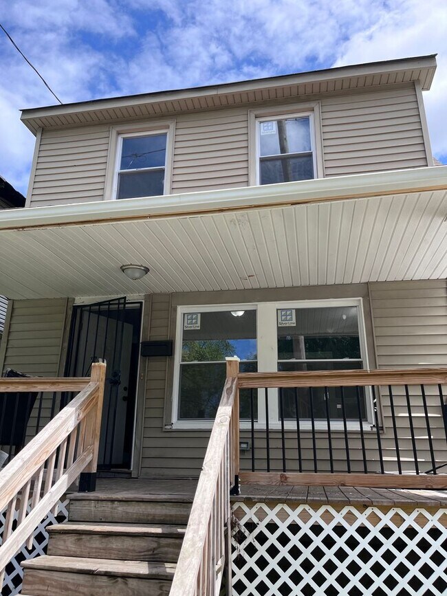 Building Photo - 3-Bedroom Home for Rent in Cleveland – Great Value!