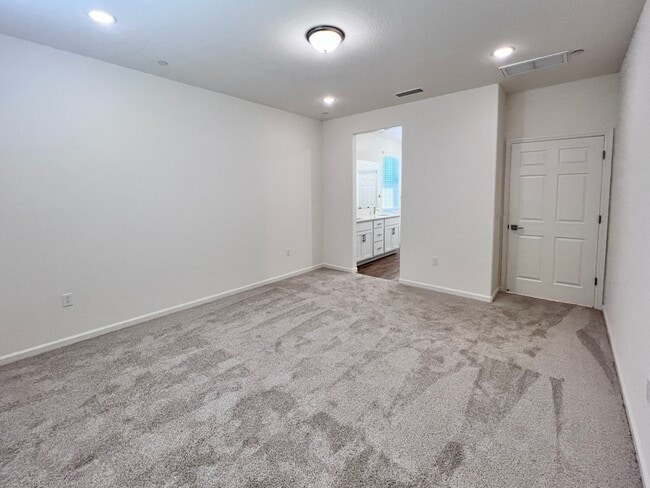 Building Photo - $2,550 Armstrong & Olive, 3 Bedroom - E. W...