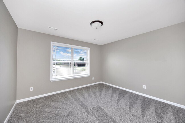 Building Photo - Fresh Paint & New Carpet! 4BR with Fenced Yard