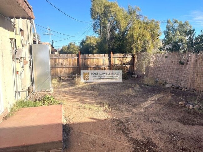 Building Photo - 1 bed 1 bath/washer/dryer/carport/Private Yard