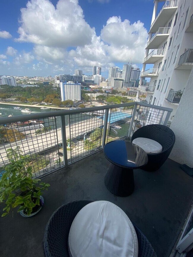 Building Photo - 10 SW South River Dr