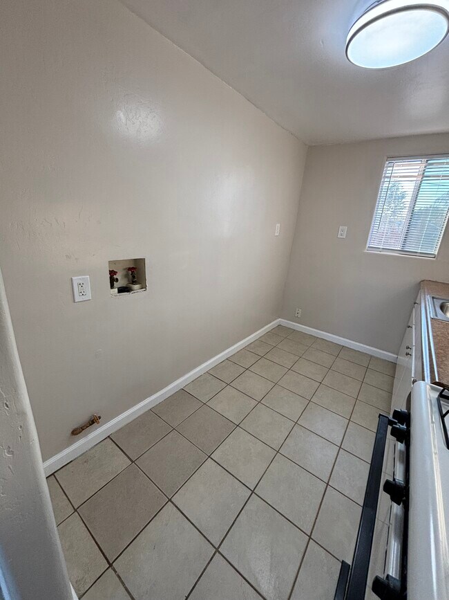 Building Photo - 304 Clyde St