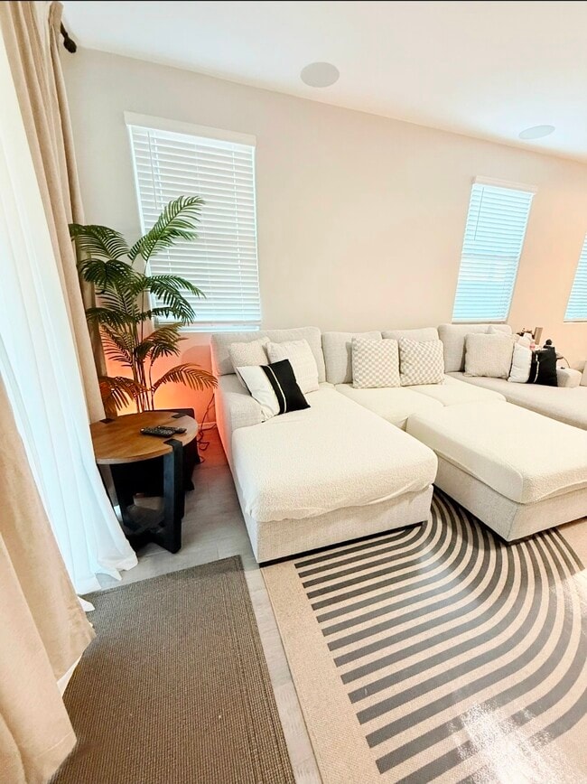 Building Photo - 620 W Calle El Tramo