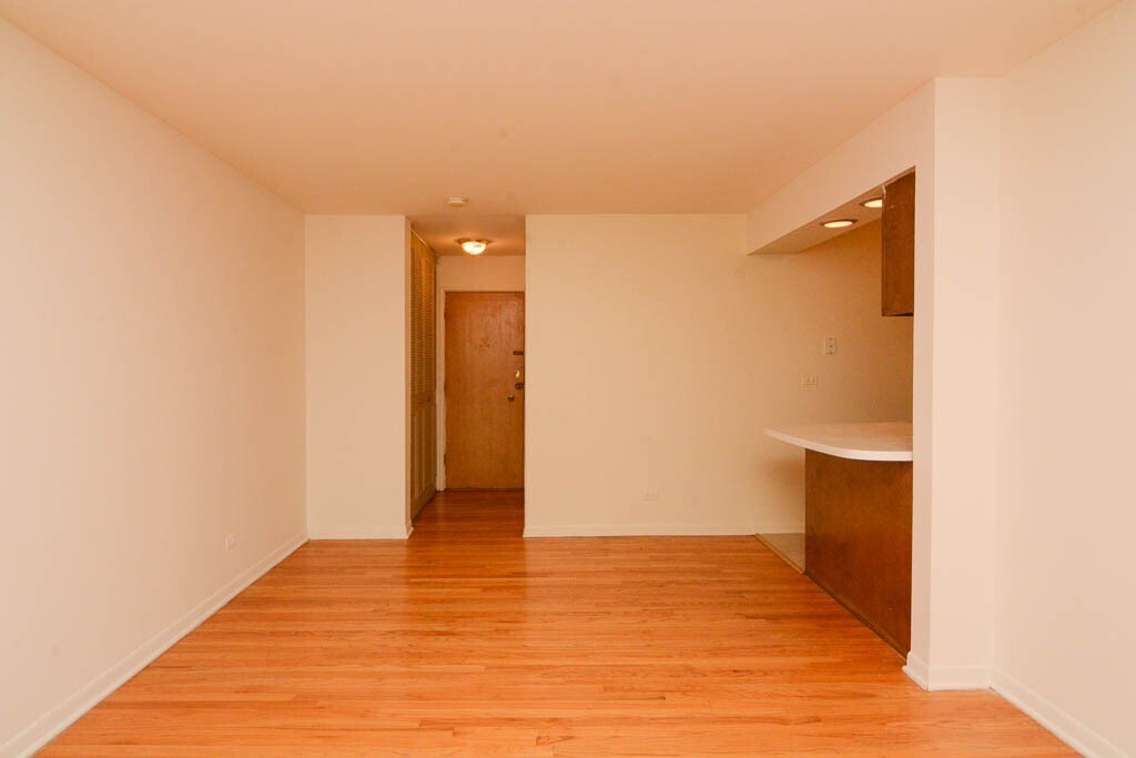 Building Photo - 533 W Aldine Ave