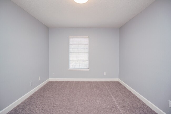 Building Photo - 2515 Oak Hill Dr