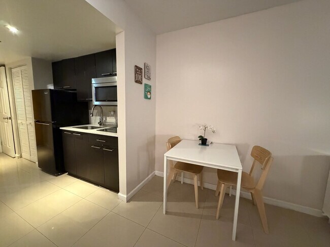 Building Photo - 1 SE 12th St