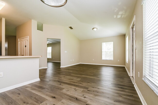 Building Photo - 1195 Lake Pl Ct