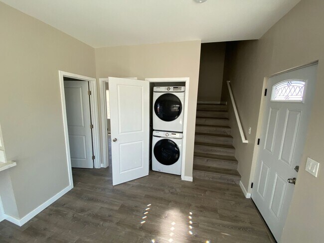 Building Photo - 4BD/2BA on Art! Lots of Parking!