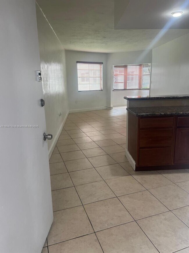 Building Photo - 1663 NE Miami Gardens Dr