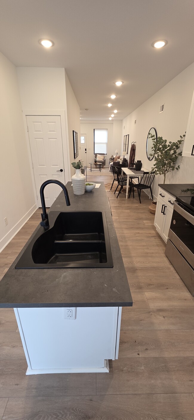 Building Photo - 532 N Belnord Ave