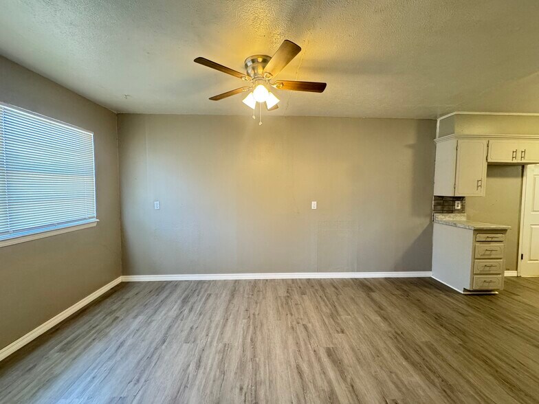 Building Photo - 9111 N Walker Ave