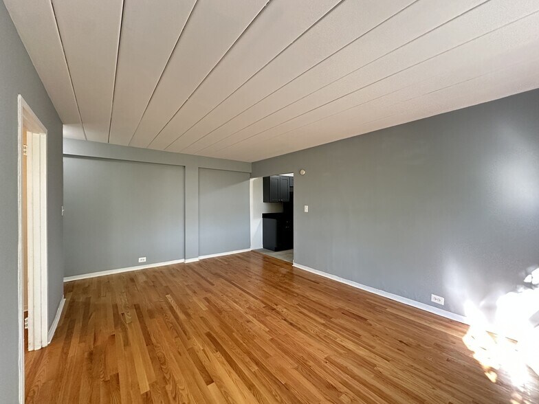 Building Photo - 1360 W Touhy Ave