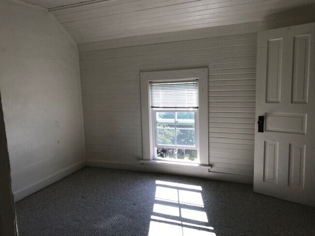 Building Photo - 3 Bedroom, 1 Bathroom Home in Sunnyland! Lawncare included with ample parking