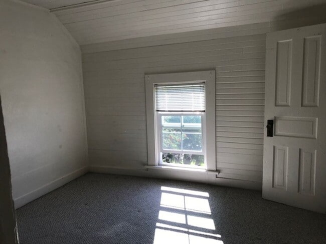 Building Photo - 3 Bedroom, 1 Bathroom Home in Sunnyland! PRELEASE NOW!