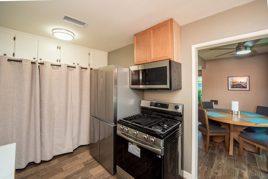 Building Photo - 250 N Clark St