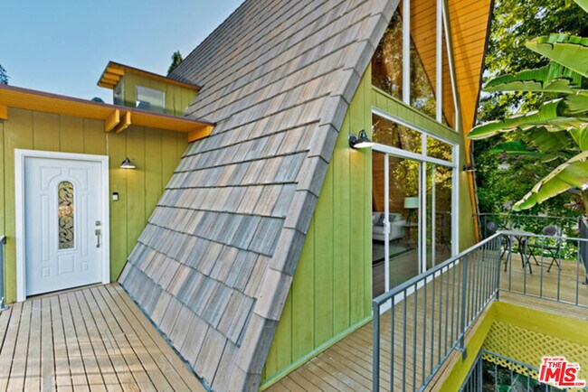 Building Photo - 3237 Kelton Ave