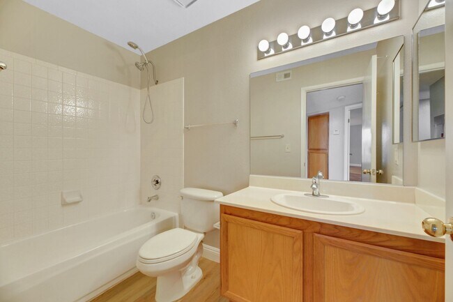 Building Photo - Renovated Downstairs 2 Bedroom Condo