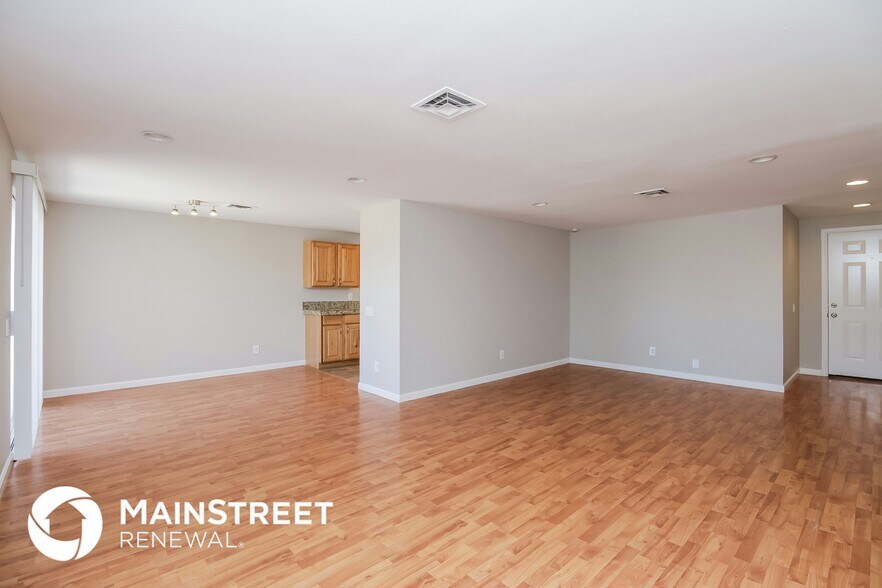 Building Photo - 2114 N Comanche Dr