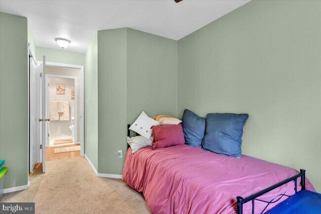 Building Photo - 213 Steeplechase Ct