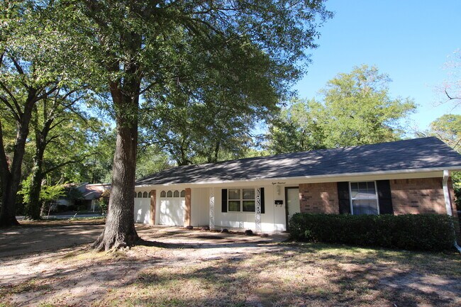 Building Photo - Coming Soon! Charming 3 Bedroom 2 Bath Home in Tyler!