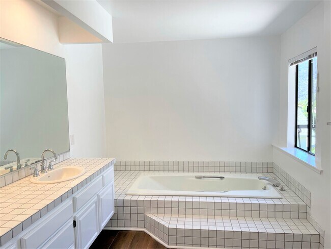 Building Photo - 1450 Palisades Dr