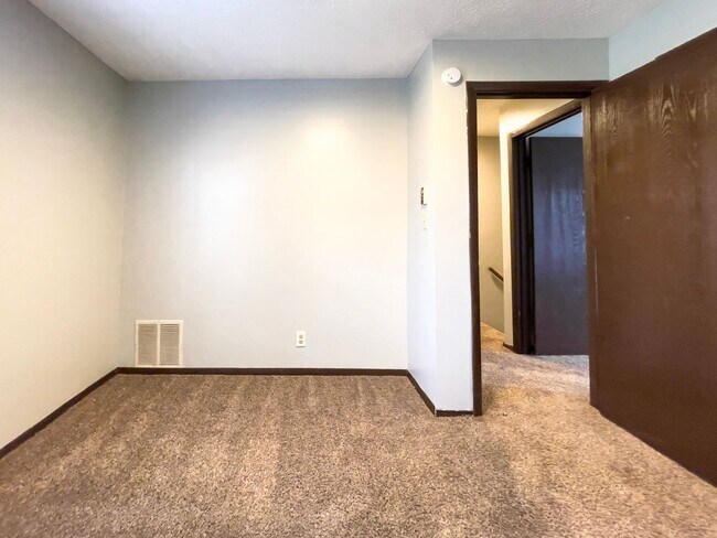 Building Photo - 2213 E Memorial Dr