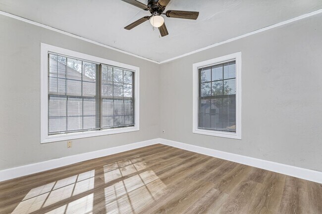 Building Photo - 4215 SW 11th Ave