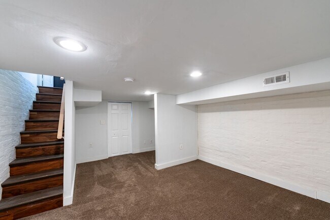 Building Photo - 128 S Ellwood Ave