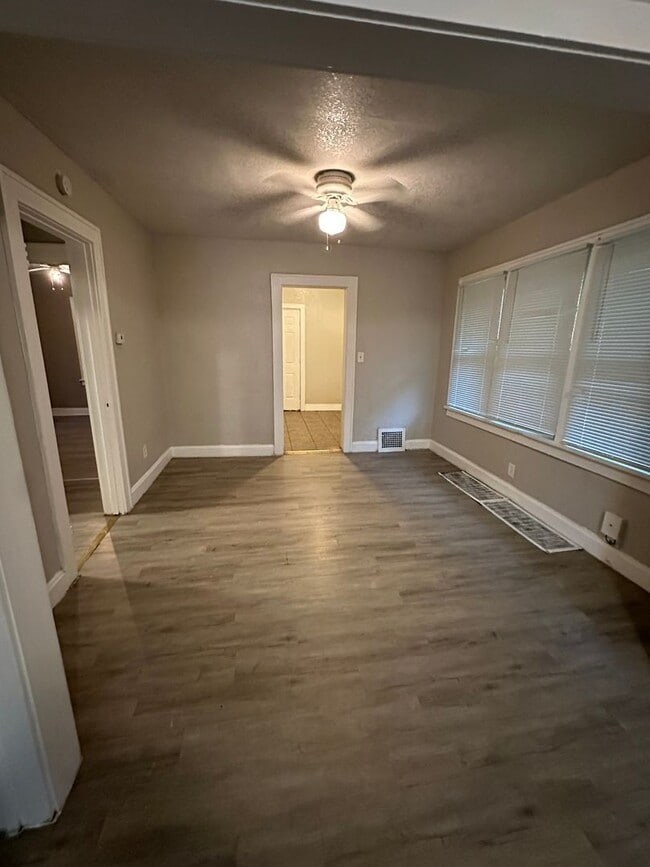 Building Photo - 2 Bedroom 1 Bath