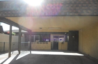 Building Photo - Remodeled 2/2 patio home for rent in sought-after central Phoenix area.