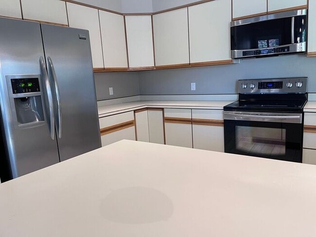 Building Photo - Adorable light and bright! 3Bedroom/2Bath ...