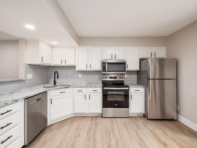 Building Photo - 631 Pebble Pl Dr