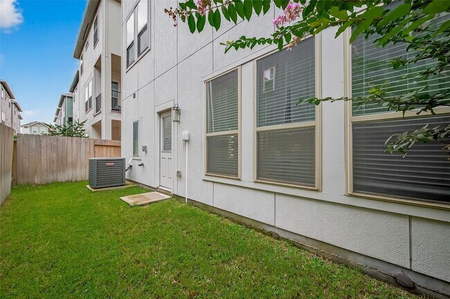 Building Photo - 2013 Kirby Landing Dr